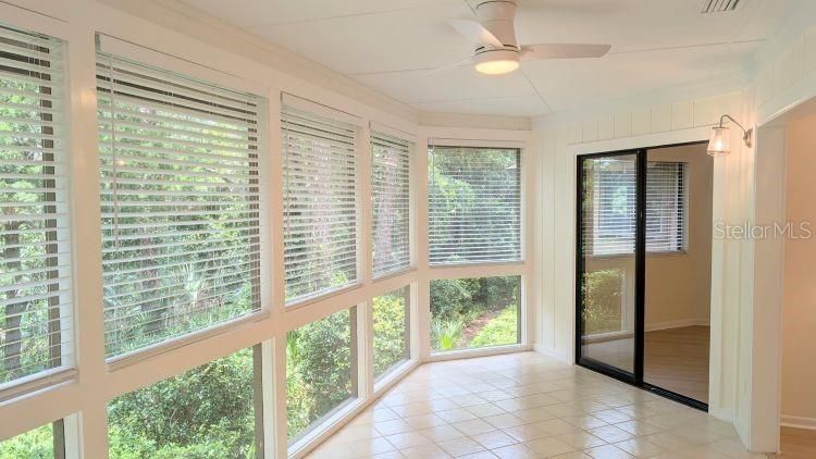 For Sale: $158,000 (2 beds, 1 baths, 912 Square Feet)