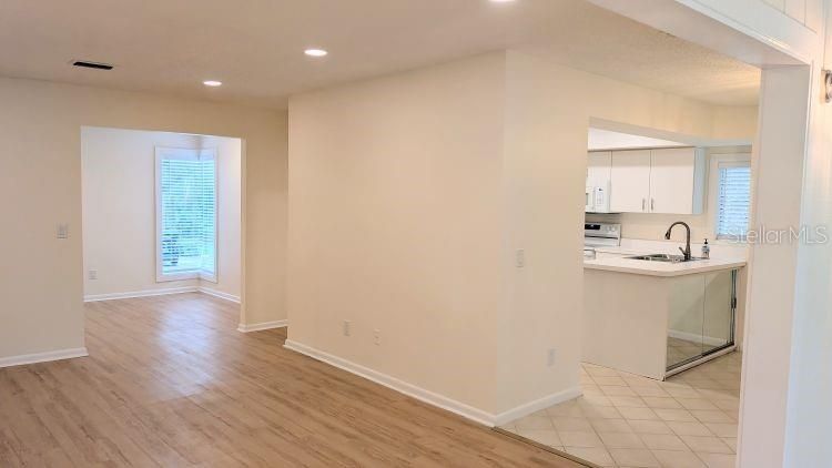 For Sale: $158,000 (2 beds, 1 baths, 912 Square Feet)