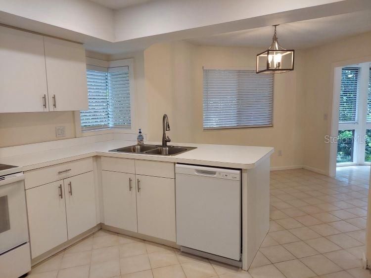 For Sale: $158,000 (2 beds, 1 baths, 912 Square Feet)