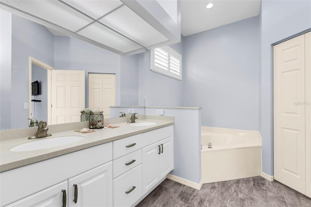 For Sale: $328,000 (3 beds, 2 baths, 1698 Square Feet)