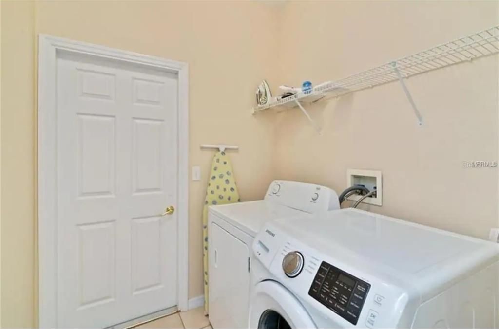 En Venta: $415,000 (4 camas, 2 baños, 1701 Pies cuadrados)
