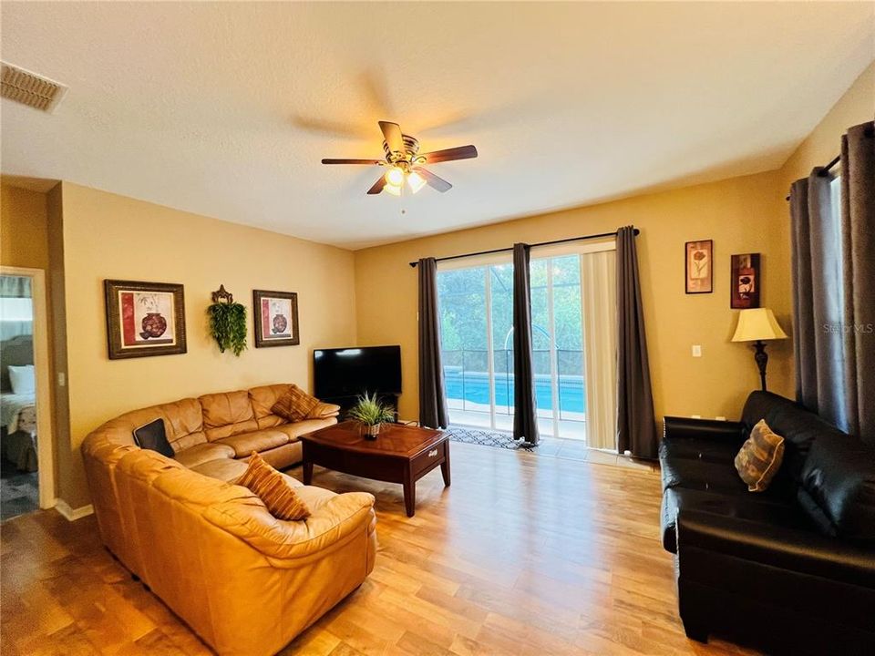 En Venta: $415,000 (4 camas, 2 baños, 1701 Pies cuadrados)