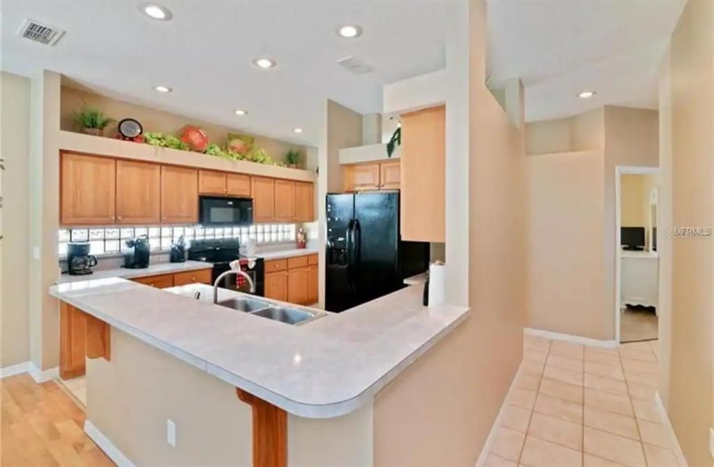 En Venta: $415,000 (4 camas, 2 baños, 1701 Pies cuadrados)