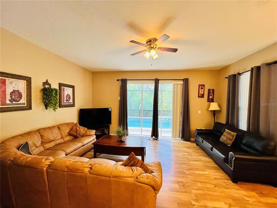 En Venta: $415,000 (4 camas, 2 baños, 1701 Pies cuadrados)