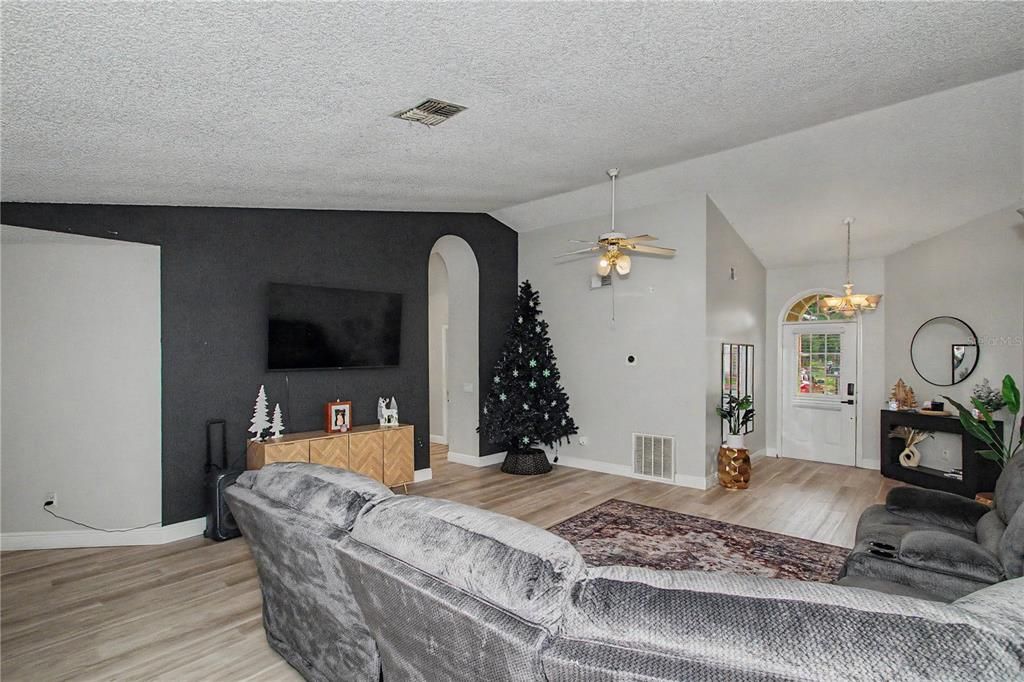 На продажу: $274,999 (3 спален, 2 ванн, 1861 Квадратных фут)
