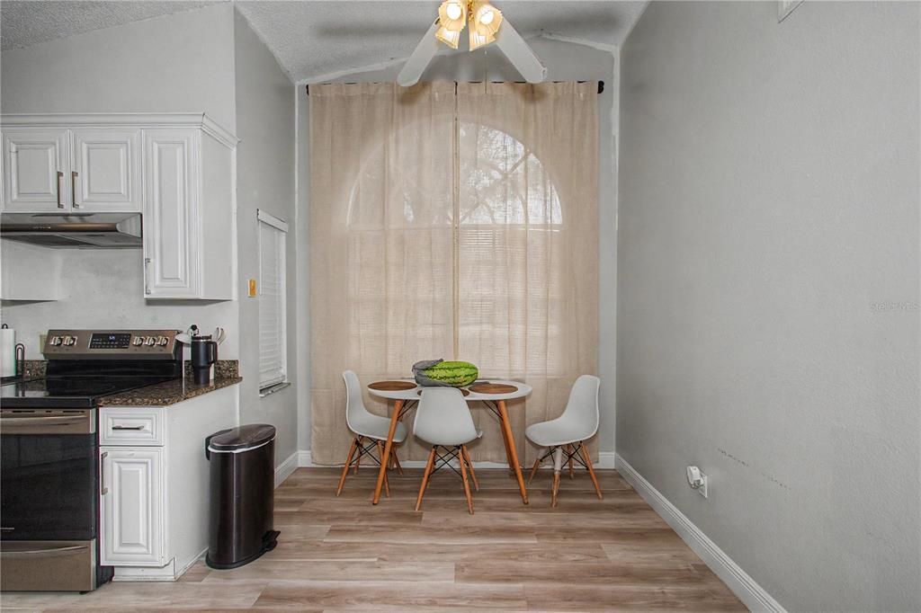 На продажу: $274,999 (3 спален, 2 ванн, 1861 Квадратных фут)