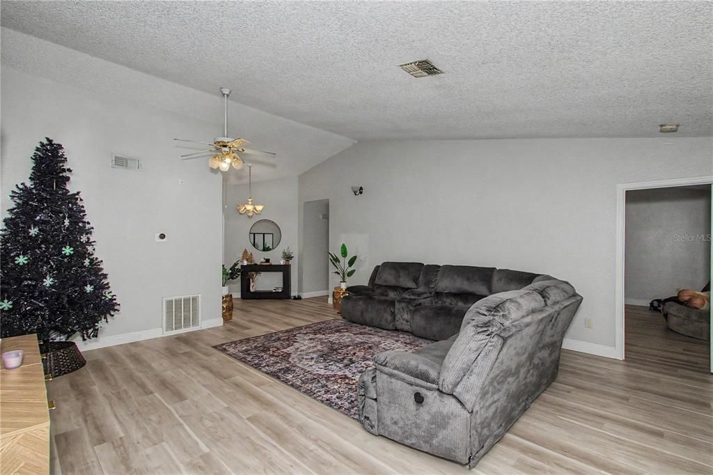 На продажу: $274,999 (3 спален, 2 ванн, 1861 Квадратных фут)