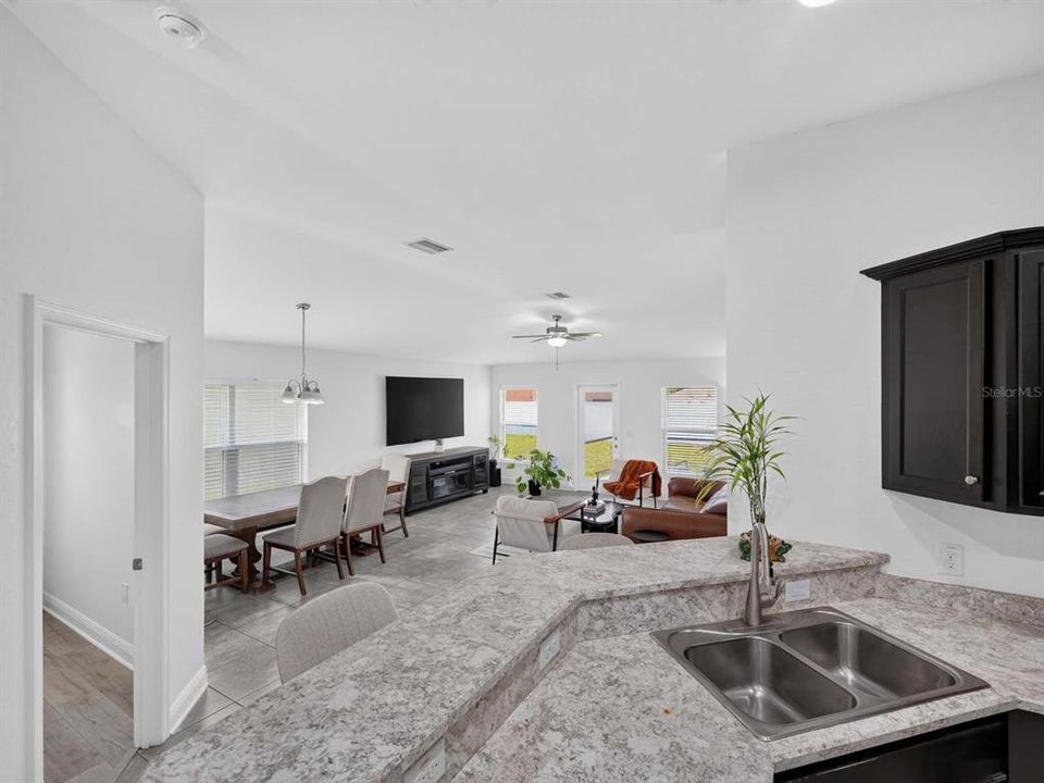En Venta: $330,000 (4 camas, 2 baños, 1682 Pies cuadrados)
