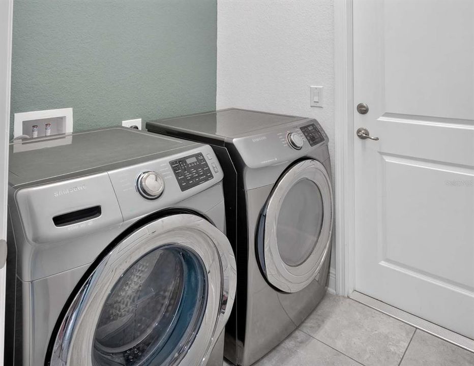 En Venta: $330,000 (4 camas, 2 baños, 1682 Pies cuadrados)