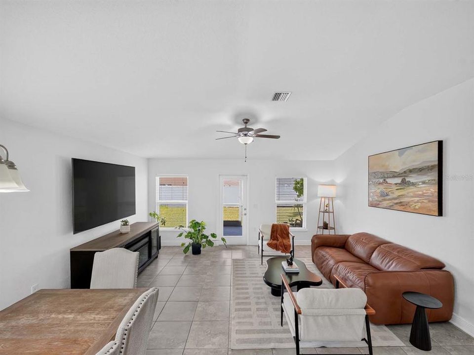 En Venta: $330,000 (4 camas, 2 baños, 1682 Pies cuadrados)