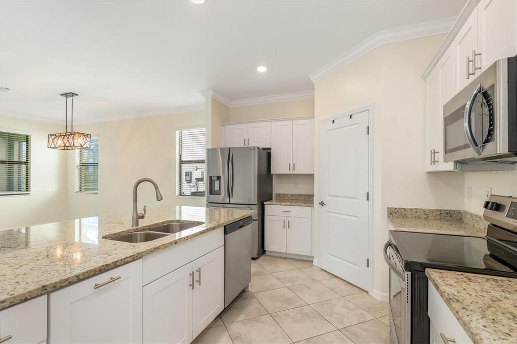 For Sale: $430,000 (3 beds, 3 baths, 2214 Square Feet)