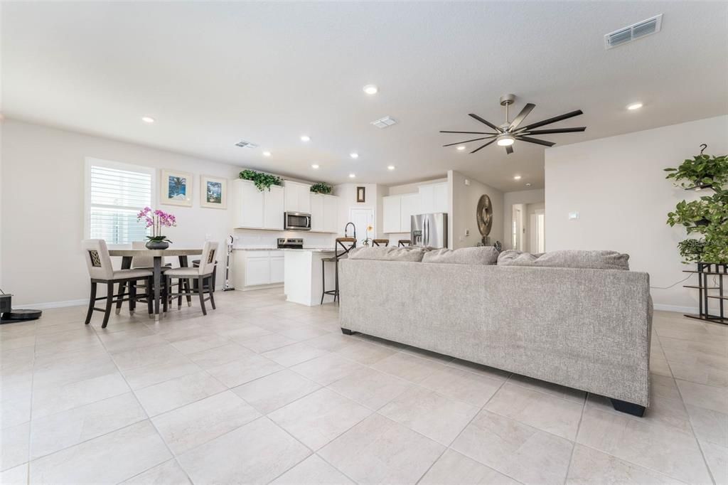En Venta: $445,000 (4 camas, 2 baños, 2045 Pies cuadrados)