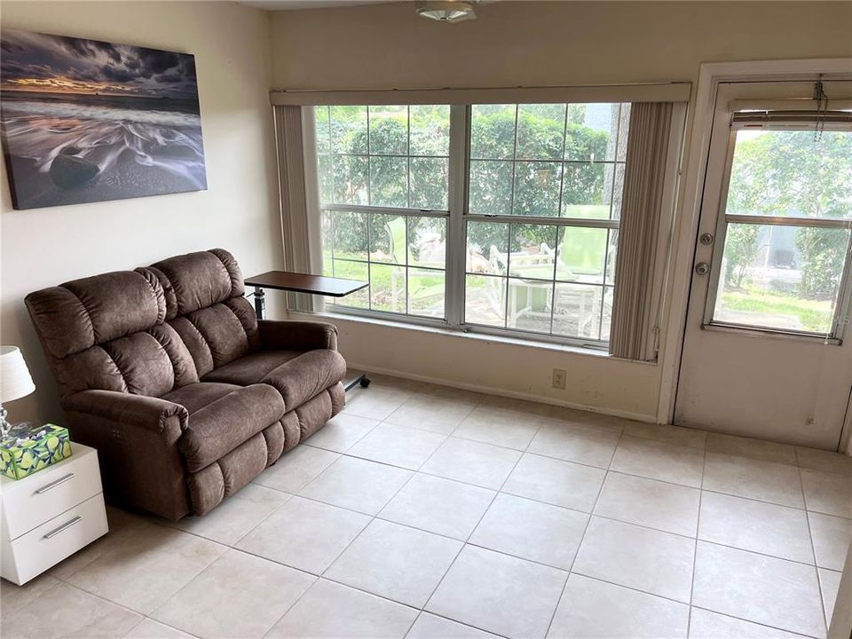 На продажу: $189,999 (2 спален, 2 ванн, 1230 Квадратных фут)
