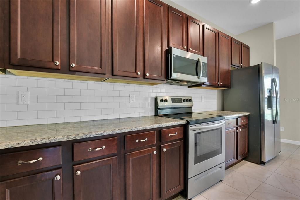 На продажу: $284,900 (4 спален, 2 ванн, 1806 Квадратных фут)