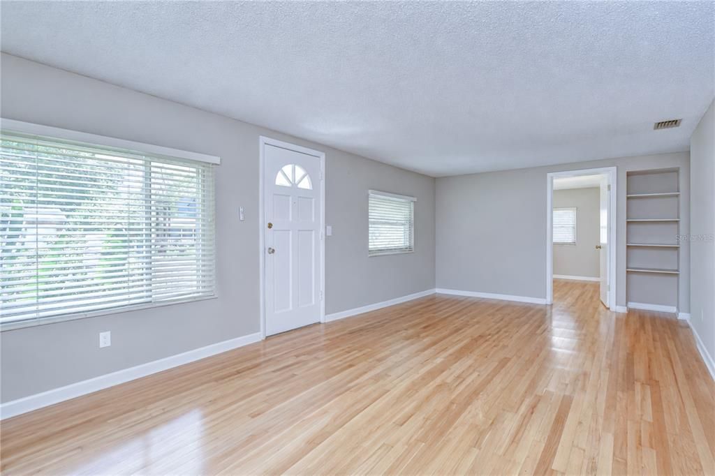 For Sale: $289,900 (2 beds, 1 baths, 816 Square Feet)