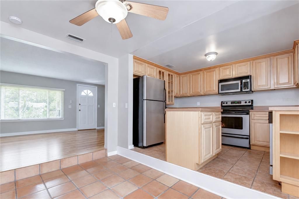 For Sale: $289,900 (2 beds, 1 baths, 816 Square Feet)