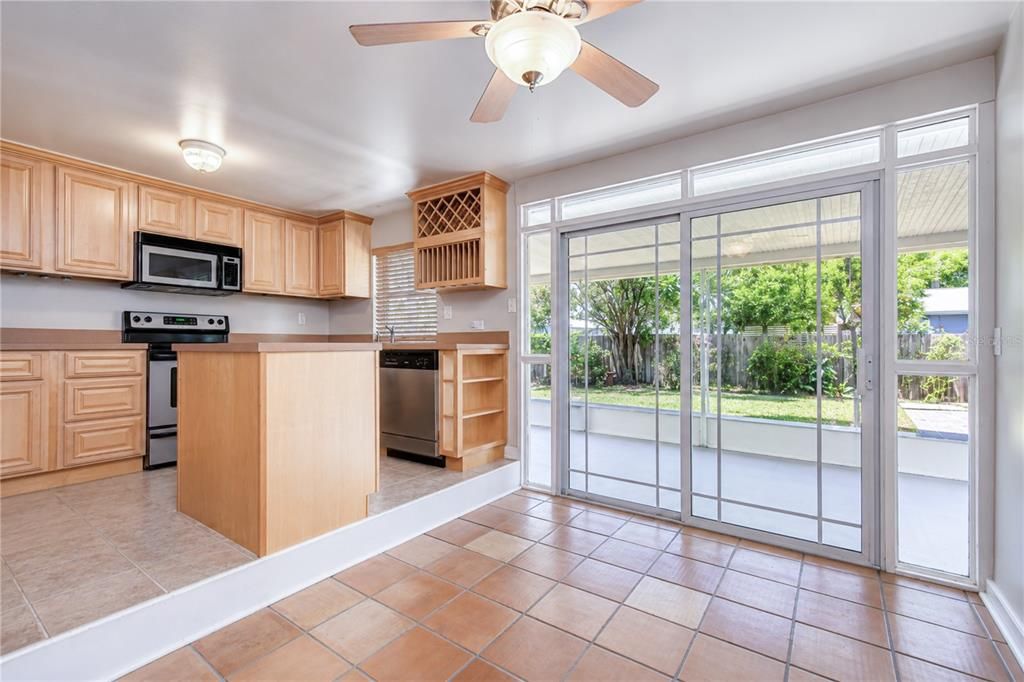 For Sale: $289,900 (2 beds, 1 baths, 816 Square Feet)