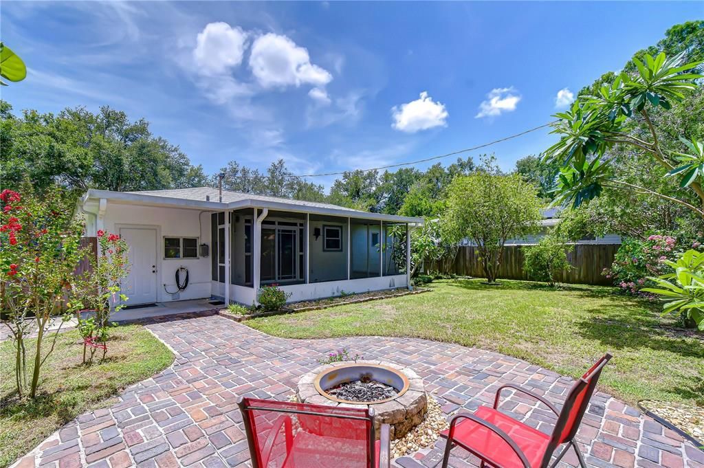 For Sale: $289,900 (2 beds, 1 baths, 816 Square Feet)