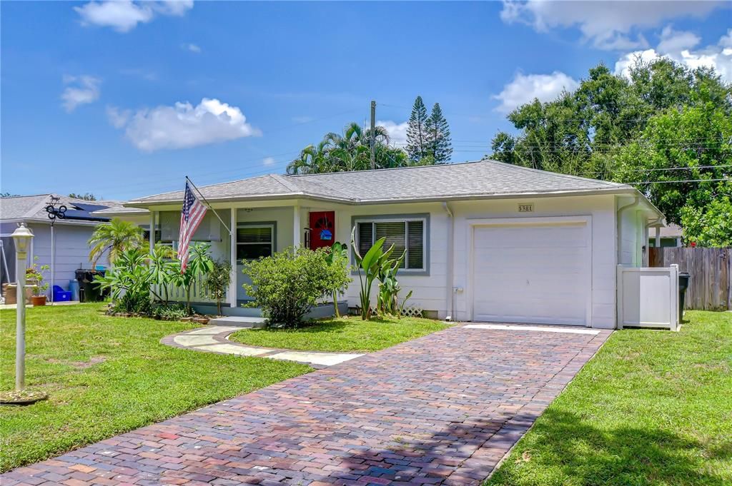 For Sale: $289,900 (2 beds, 1 baths, 816 Square Feet)