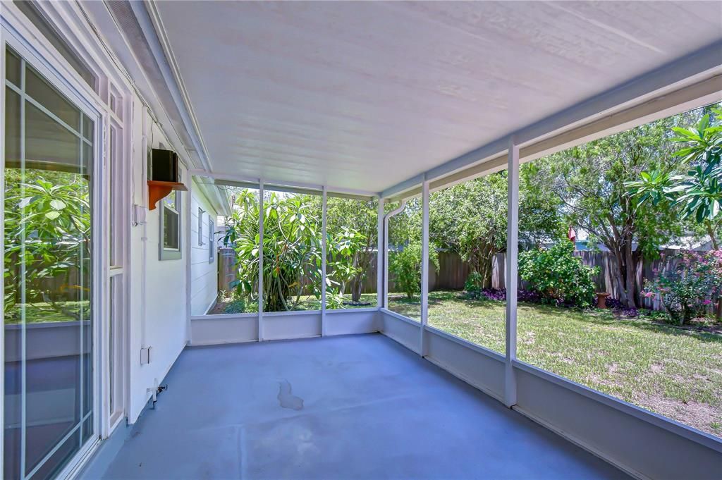 For Sale: $289,900 (2 beds, 1 baths, 816 Square Feet)