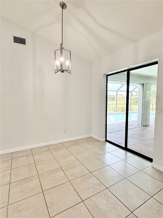 Activo con contrato: $335,000 (3 camas, 2 baños, 2103 Pies cuadrados)