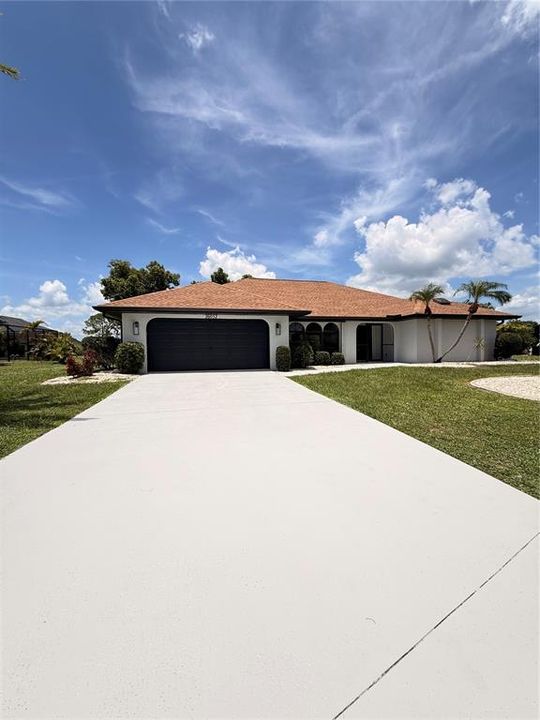Activo con contrato: $335,000 (3 camas, 2 baños, 2103 Pies cuadrados)