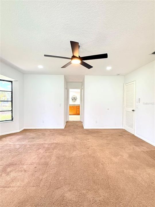 Activo con contrato: $335,000 (3 camas, 2 baños, 2103 Pies cuadrados)