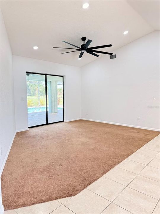 Activo con contrato: $335,000 (3 camas, 2 baños, 2103 Pies cuadrados)