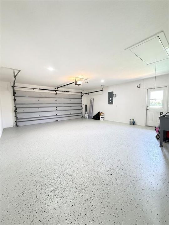 Activo con contrato: $335,000 (3 camas, 2 baños, 2103 Pies cuadrados)