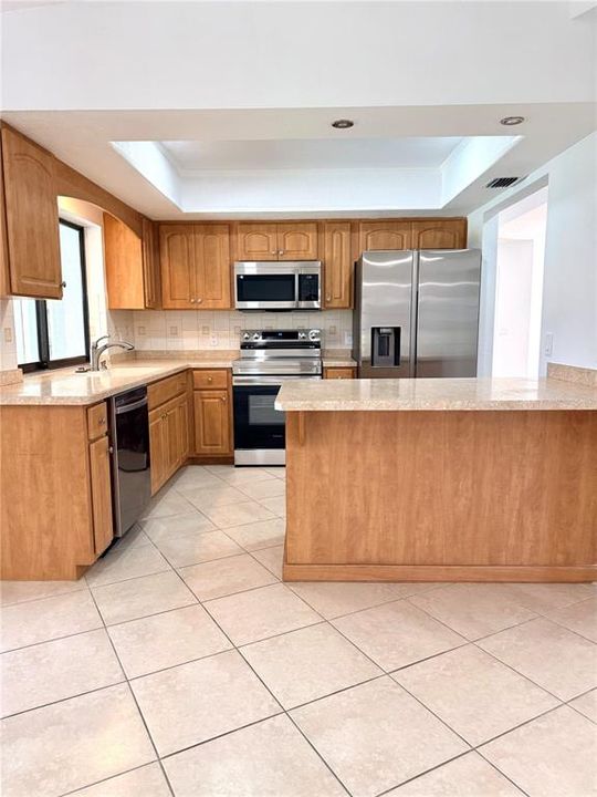 Activo con contrato: $335,000 (3 camas, 2 baños, 2103 Pies cuadrados)