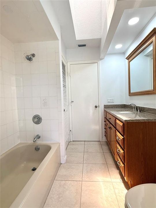 Activo con contrato: $335,000 (3 camas, 2 baños, 2103 Pies cuadrados)