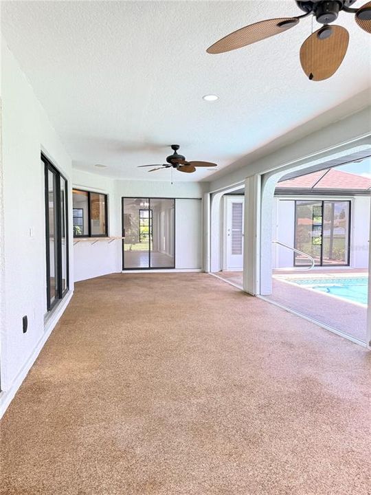 Activo con contrato: $335,000 (3 camas, 2 baños, 2103 Pies cuadrados)