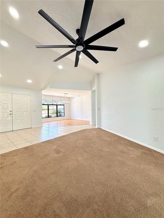 Activo con contrato: $335,000 (3 camas, 2 baños, 2103 Pies cuadrados)