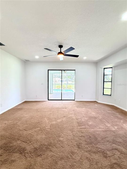 Activo con contrato: $335,000 (3 camas, 2 baños, 2103 Pies cuadrados)
