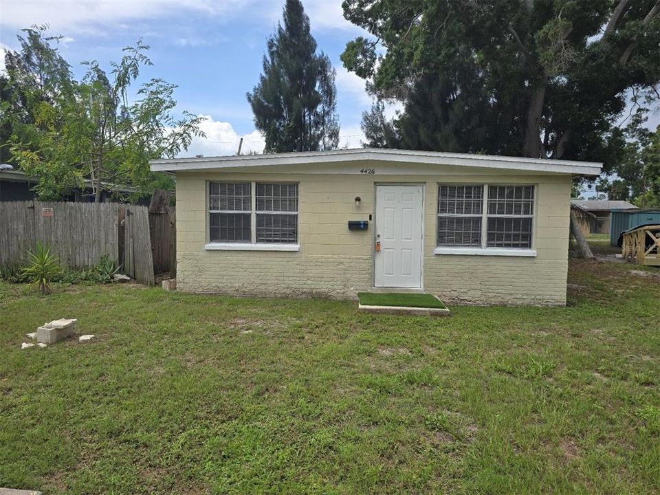 Activo con contrato: $210,000 (3 camas, 1 baños, 1000 Pies cuadrados)