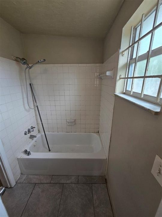 Activo con contrato: $210,000 (3 camas, 1 baños, 1000 Pies cuadrados)