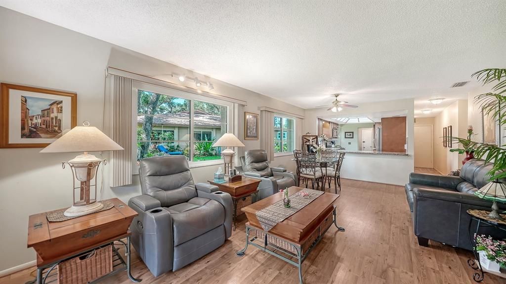 For Sale: $237,000 (2 beds, 2 baths, 1121 Square Feet)