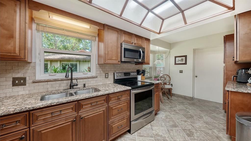 For Sale: $237,000 (2 beds, 2 baths, 1121 Square Feet)