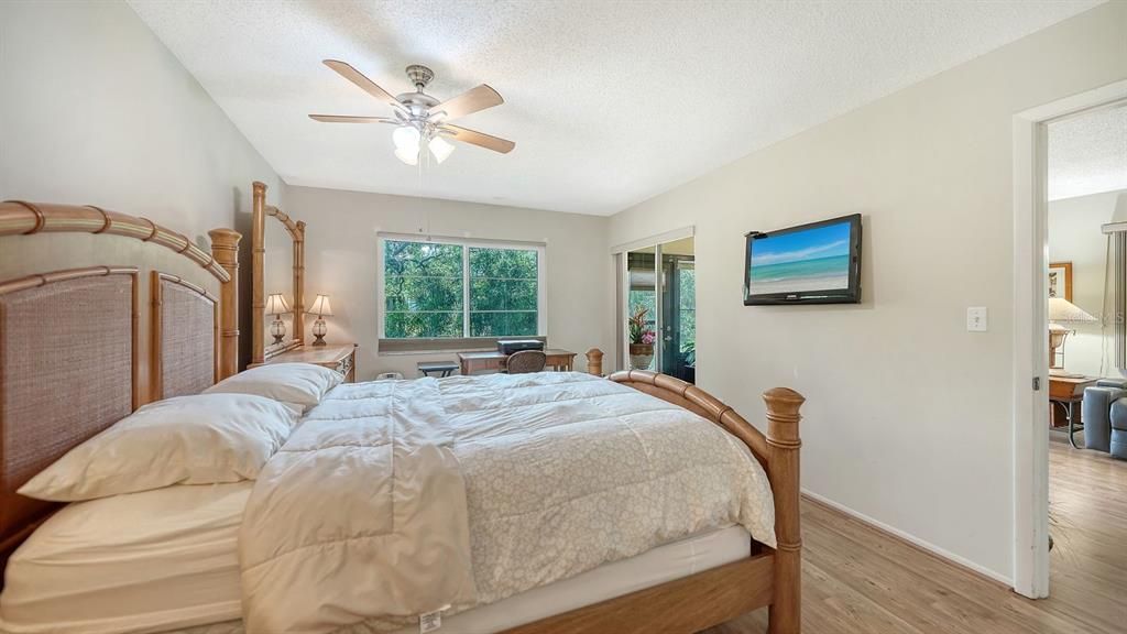 For Sale: $237,000 (2 beds, 2 baths, 1121 Square Feet)
