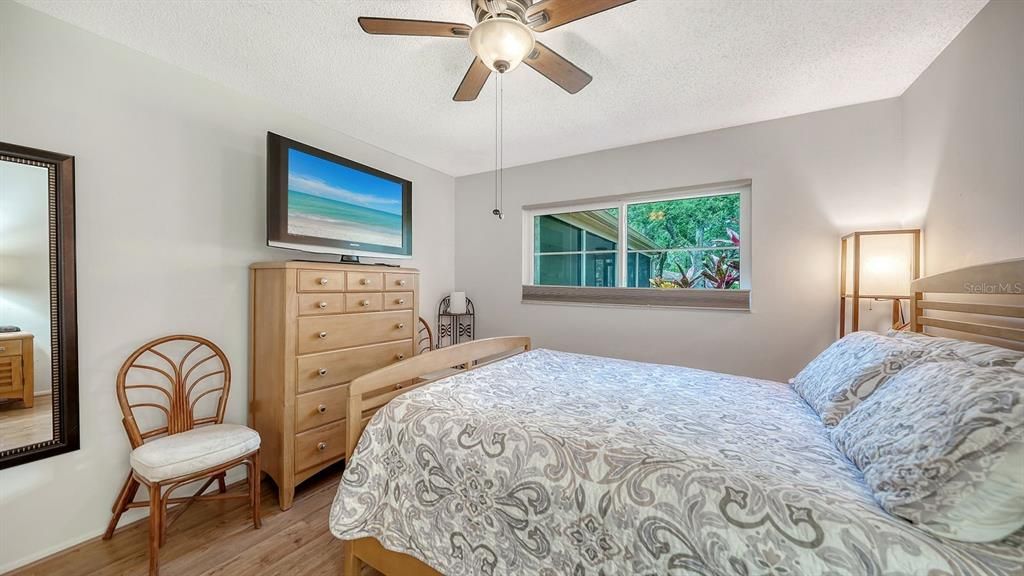 For Sale: $237,000 (2 beds, 2 baths, 1121 Square Feet)