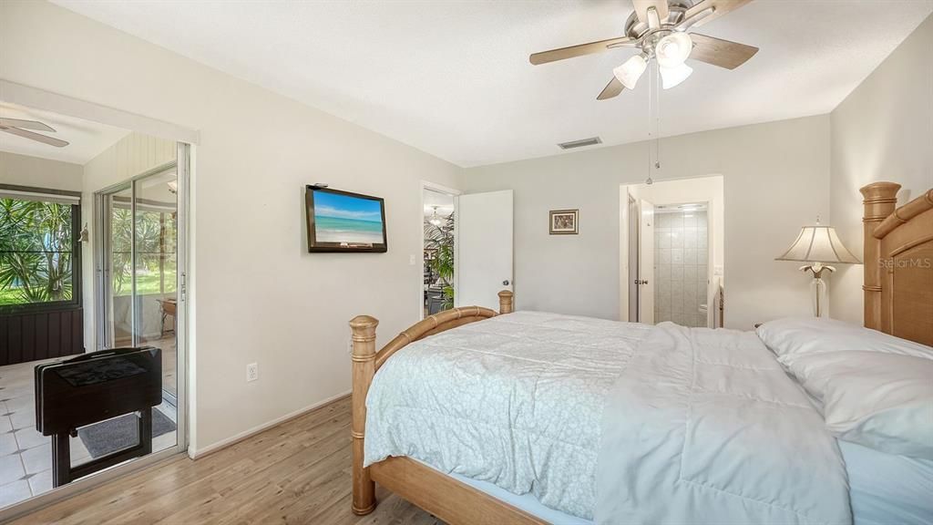 For Sale: $237,000 (2 beds, 2 baths, 1121 Square Feet)
