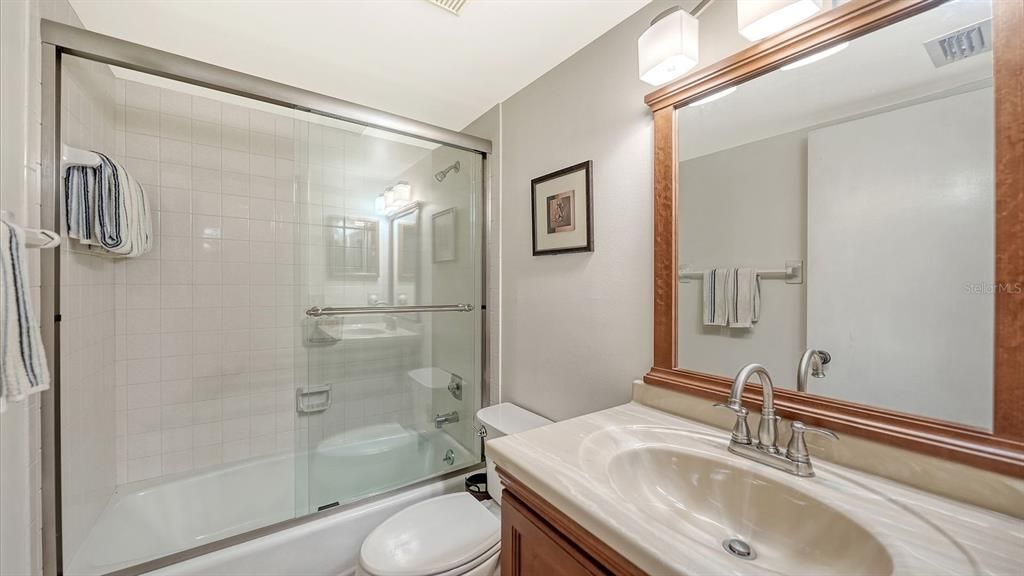 For Sale: $237,000 (2 beds, 2 baths, 1121 Square Feet)