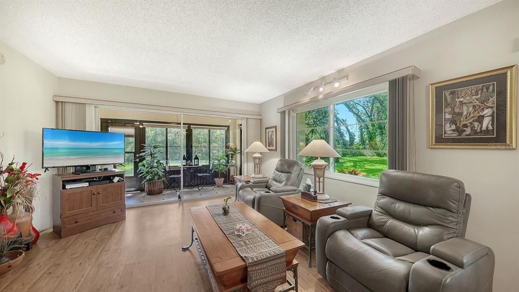 For Sale: $237,000 (2 beds, 2 baths, 1121 Square Feet)