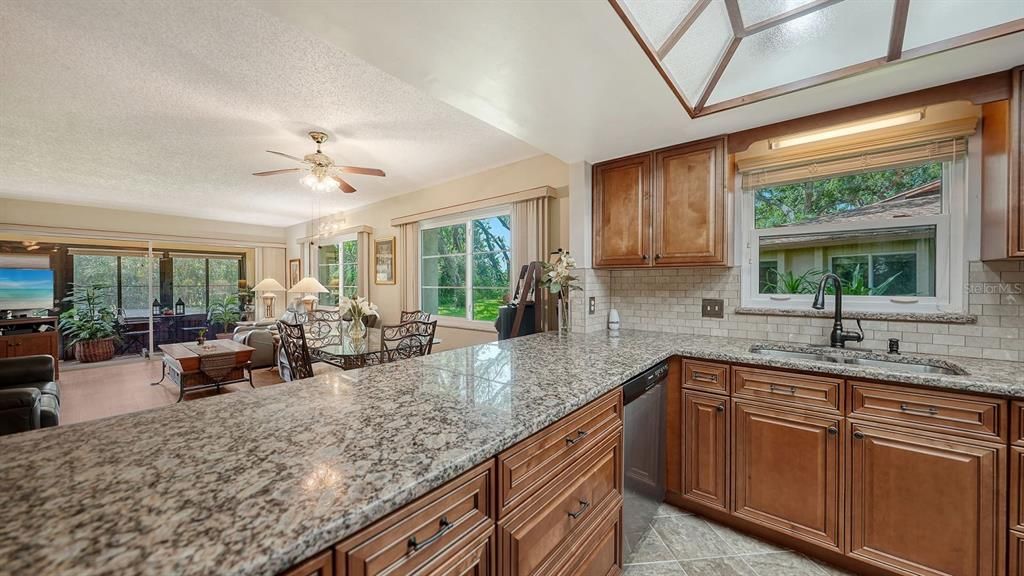 For Sale: $237,000 (2 beds, 2 baths, 1121 Square Feet)