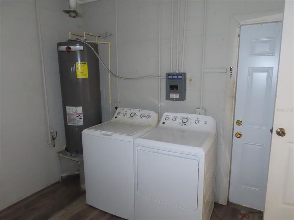 На продажу: $375,000 (4 спален, 2 ванн, 1687 Квадратных фут)