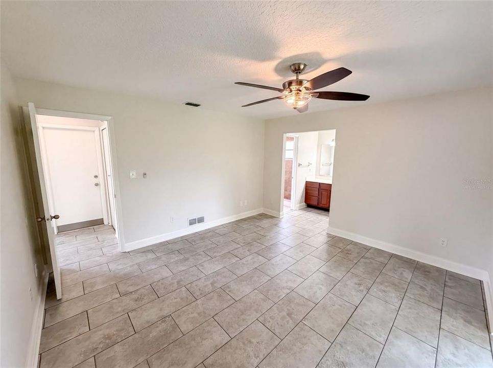 Под контрактом: $362,000 (3 спален, 2 ванн, 1257 Квадратных фут)