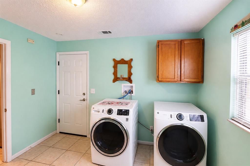 For Sale: $429,000 (3 beds, 3 baths, 2529 Square Feet)