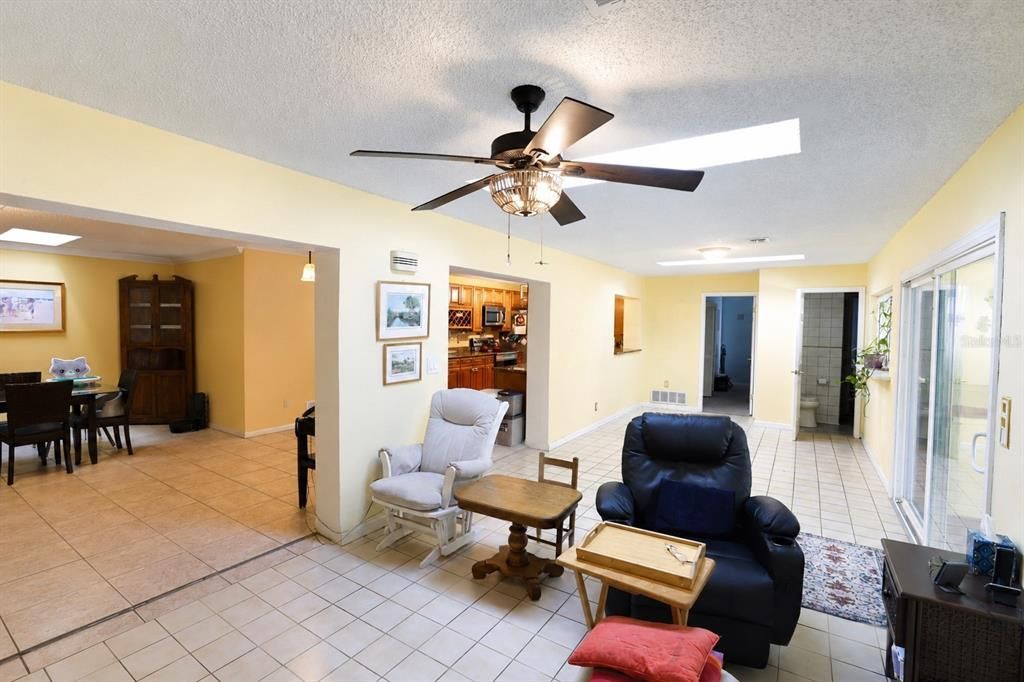 For Sale: $429,000 (3 beds, 3 baths, 2529 Square Feet)