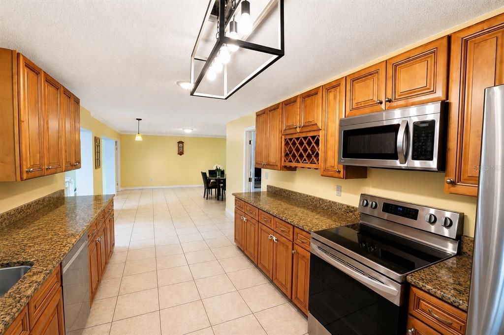 For Sale: $429,000 (3 beds, 3 baths, 2529 Square Feet)