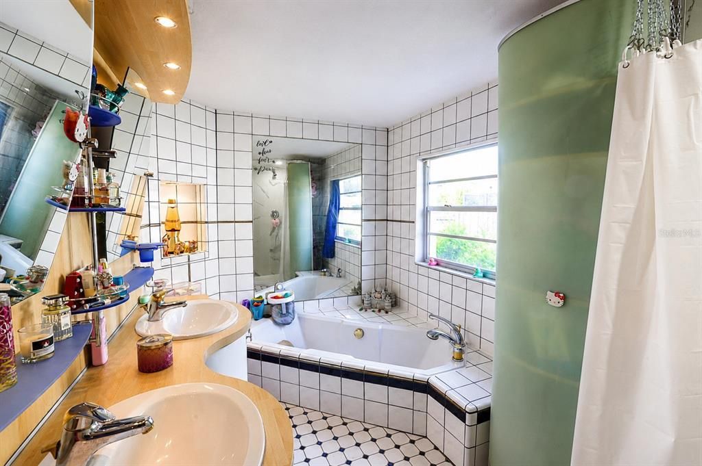 For Sale: $429,000 (3 beds, 3 baths, 2529 Square Feet)